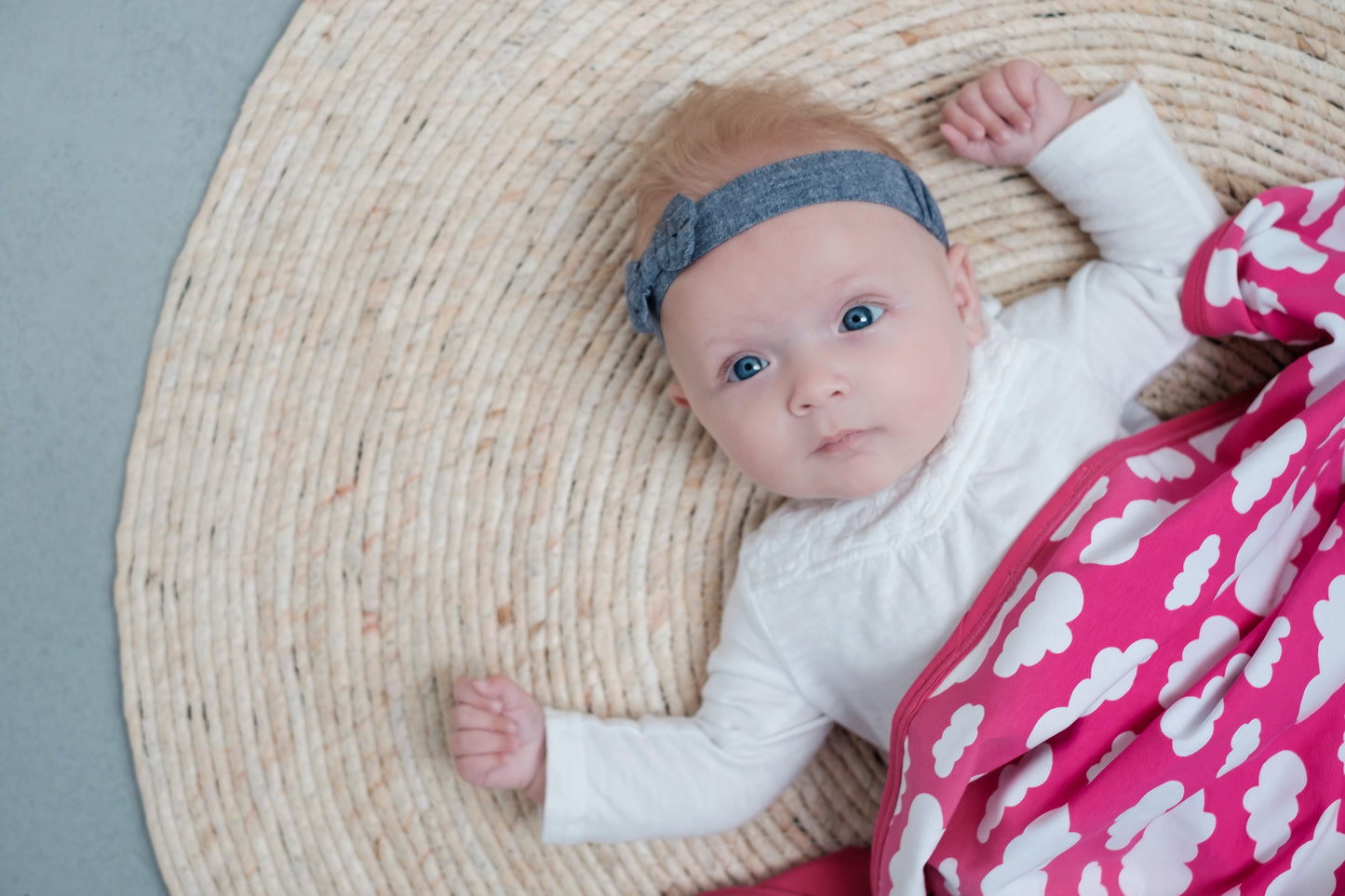 Babydeken - Donkerroze met Witte Wolkjes